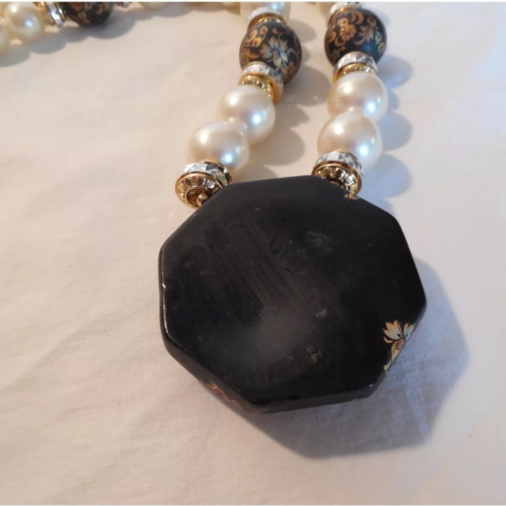Lovely faux pearl w/black & gold tone pendant statement piece necklace 29" - Picture 3 of 6